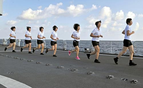 這是“千島湖”艦女兵班戰(zhàn)士進行體能訓(xùn)練(1月12日攝)。女兵戰(zhàn)士們每天要繞著甲板跑12圈,完成4000米跑的體能訓(xùn)練。新華社記者 范軍威 攝