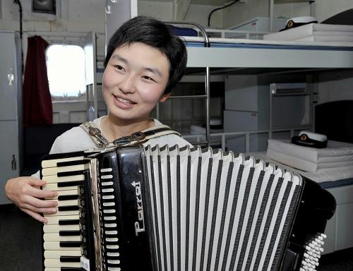 這是“千島湖”艦女兵班戰(zhàn)士陳晨演奏手風琴曲《花兒與少年》(1月6日攝)。新華社記者 范軍威 攝