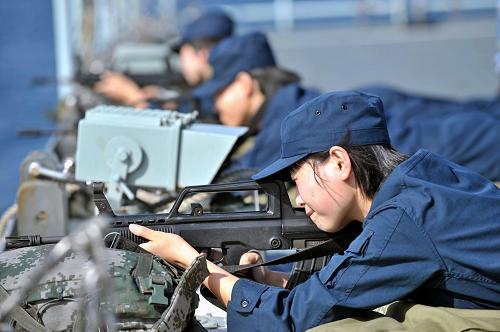 這是“千島湖”艦女兵班戰(zhàn)士第一次進行海上實彈射擊(1月5日攝)。新華社記者 范軍威 攝