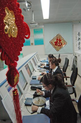2月2日晚,山東省聊城市120急救調(diào)度中心值班人員在工作的間隙吃水餃。新華社發(fā)(張振祥 攝)