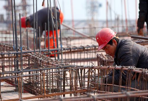 2月2日,施工人員在湖北省巴東縣神農(nóng)小區(qū)移民工地作業(yè)。新華社發(fā)(梁斌 攝)