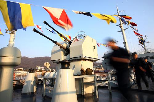 2月2日,駐浙江舟山海軍某艇官兵在進行操演。新華社發(fā)(胡社友 攝)