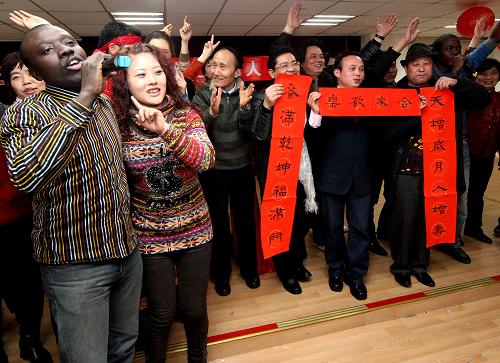 2月3日,一些外來務(wù)工者和留學(xué)生在進行“新上海人”聯(lián)歡大合唱。當(dāng)日是農(nóng)歷大年初一,上海市大寧路街道邀請社區(qū)沒有返鄉(xiāng)的外來務(wù)工者和外國留學(xué)生歡聚一堂,一起包餃子、猜燈謎、自編自演小品歌舞,讓身在異鄉(xiāng)的人們過一個開心年。新華社記者 陳飛 攝