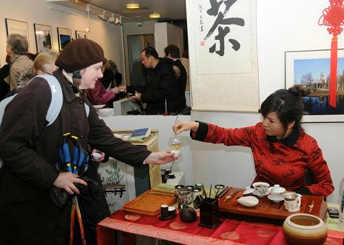 2月2日,在芬蘭首都赫爾辛基舉辦的第五屆“中國春節(jié)廟會”上,一名芬蘭人準備品嘗中國的茉莉花茶。當(dāng)日是中國農(nóng)歷除夕,成千上萬的當(dāng)?shù)孛癖?、華人華僑和留學(xué)生來到赫爾辛基市中心逛“中國春節(jié)廟會”。本屆廟會充分展現(xiàn)了中國的傳統(tǒng)民俗特色,除了展售各種中國工藝品,售賣春卷、包子等中國傳統(tǒng)小吃外,中芬兩國演員還輪流表演舞獅、舞龍、京劇和雜技等節(jié)目供觀眾欣賞。新華社記者趙長春攝