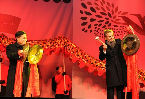 2月2日,在芬蘭首都赫爾辛基舉辦的第五屆“中國春節(jié)廟會”上,中國駐芬蘭大使黃興(左)和赫爾辛基市市長帕尤寧擊鈸鳴鑼迎接農(nóng)歷新春到來。新華社記者趙長春攝