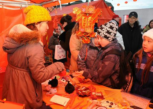 2月2日,在芬蘭首都赫爾辛基舉辦的第五屆“中國春節(jié)廟會”上,富有民俗特色的中國工藝品吸引芬蘭兒童的目光。新華社記者趙長春攝