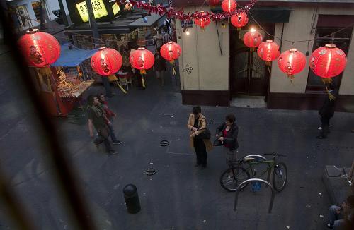2月2日,在墨西哥首都墨西哥城,人們從唐人街走過。新華社發(fā)(貝爾納多·蒙托亞攝)
