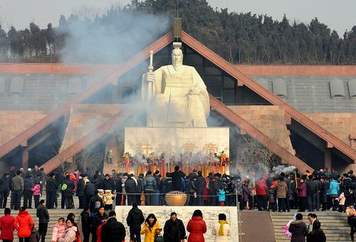 2月3日,人們在黃帝故里景區(qū)的軒轅黃帝塑像前參加拜祖活動。大年初一上午,河南省新鄭市黃帝故里景區(qū)舉行盛大的新春拜祖祈福年會。來自海內(nèi)外的朝拜者以及游客、市民5000多人,齊聚軒轅黃帝紀念館廣場,獻花焚香,祭拜“中華人文始祖”軒轅黃帝,表達炎黃子孫同祖同宗的思鄉(xiāng)之情和振興中華的共同愿望。新華社記者王頌攝