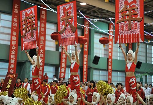 2月3日,小朋友在2011年“健身大拜年”全民健身志愿服務(wù)活動(dòng)現(xiàn)場表演。當(dāng)天,2011年“健身大拜年”全民健身志愿服務(wù)活動(dòng)主會(huì)場啟動(dòng)儀式在天津東麗區(qū)全民健身活動(dòng)中心舉行。由此拉開了全市“健身大拜年”及春節(jié)期間市民健身系列活動(dòng)的序幕。據(jù)悉,天津市2011年“健身大拜年”系列活動(dòng)共有77項(xiàng)之多。同時(shí),全市52個(gè)體育健身場館及體育健身公園的全民健身設(shè)施免費(fèi)向市民開放。其他省市自治區(qū)的有關(guān)“健身大拜年”活動(dòng)也將在春節(jié)期間陸續(xù)展開。新華社記者岳月偉攝