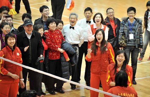2月3日,天津女排與市民在2011年“健身大拜年”全民健身志愿服務(wù)活動(dòng)現(xiàn)場打排球。新華社記者岳月偉攝