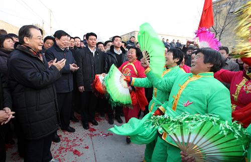 在中華民族傳統(tǒng)佳節(jié)春節(jié)來(lái)臨之即,2月2日至3日,農(nóng)歷臘月三十到大年初一,中共中央政治局常委、國(guó)務(wù)院總理溫家寶來(lái)到山東嘉祥縣、曲阜市看望農(nóng)民群眾。他深入麥田了解旱情,到水庫(kù)實(shí)地察看蓄水情況,到農(nóng)戶(hù)家中與農(nóng)民共度春節(jié)。這是2月3日,溫家寶在嘉祥縣疃里鎮(zhèn)賈橋村觀(guān)看農(nóng)民秧歌表演。新華社記者 姚大偉 攝
