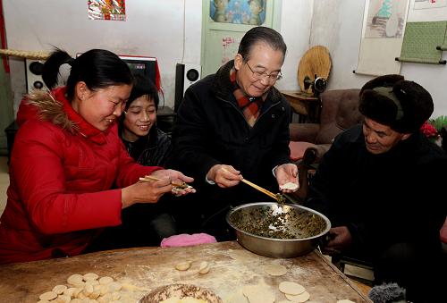 這是2月2日,溫家寶在曲阜市王莊鎮(zhèn)劉莊村村民家里包餃子。 新華社記者 姚大偉 攝