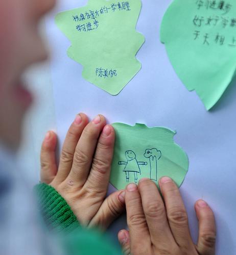 2月3日,在甘肅舟曲縣獨立中學,一位還不會寫字的幼兒用畫畫表達自己的新年愿望。當日,700多名舟曲縣中小學生聚集在一起,在上海增愛基金會、中科院心理研究所、舟曲縣教育局組織的“暖春增愛、給力舟曲”活動中書寫新年心愿,表達新年祈愿和心聲。新華社記者 梁強 攝