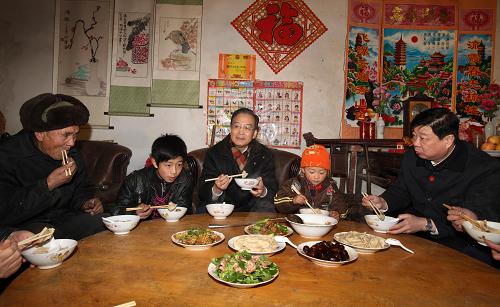 這是2月2日,溫家寶在曲阜市王莊鎮(zhèn)劉莊村村民家里吃年夜飯。新華社記者 姚大偉 攝