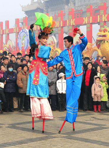 2月3日,在遼寧省遼陽市廣佑寺新春廟會上,農(nóng)村演員在表演踩高蹺。當(dāng)日是農(nóng)歷兔年正月初一,廣佑寺新春廟會開幕,一些城鄉(xiāng)民間文藝團體在廟會上表演秧歌、高蹺、花鼓等,吸引眾多市民觀看。新華社發(fā)(曹精義 攝)
