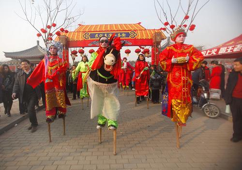 2月3日,民間藝人在河洛文化廟會上踩高蹺。當(dāng)日是農(nóng)歷兔年正月初一,河南省洛陽市第五屆春節(jié)河洛文化廟會在隋唐城遺址植物園開幕。為期7天的廟會將以展演河洛民俗文化節(jié)目為主,兼顧傳統(tǒng)節(jié)目和現(xiàn)代節(jié)目。新華社發(fā)(張曉理 攝)