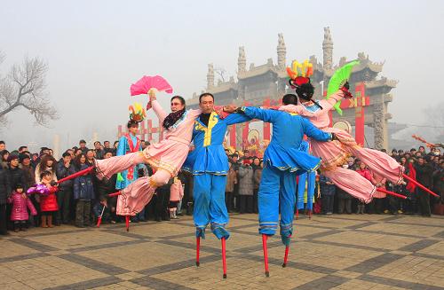 2月3日,在遼寧省遼陽市廣佑寺新春廟會上,農(nóng)村演員在表演踩高蹺。當(dāng)日是農(nóng)歷兔年正月初一,廣佑寺新春廟會開幕,一些城鄉(xiāng)民間文藝團體在廟會上表演秧歌、高蹺、花鼓等,吸引眾多市民觀看。新華社發(fā)(曹精義 攝)