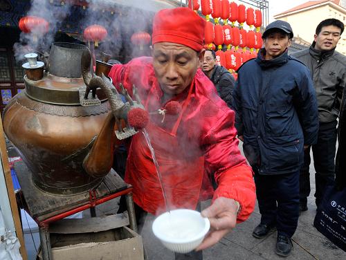 2月3日,在2011沈陽新春皇寺廟會上,商家在制作傳統(tǒng)油茶。當(dāng)日,為期15天的2011沈陽新春皇寺廟會拉開帷幕。市民在本屆廟會上不僅能品嘗風(fēng)味小吃,看到糖畫、吹糖人、捏面人、刻葫蘆、蛋雕等民間手工藝展示,還能欣賞模仿秀、器樂演奏以及風(fēng)格各異的秧歌表演等。新華社發(fā)(王朝輝 攝)