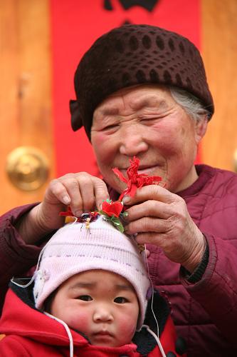 2月4日,山東省臨沂市郯城縣壩子村的老人在為孩子縫“春雞”。當(dāng)日是農(nóng)歷二十四節(jié)氣中的立春,魯南地區(qū)農(nóng)村有在這一天給小孩佩戴“春雞”的習(xí)俗。人們用彩色棉布和棉花縫制“春雞”飾品,戴在小孩的衣袖或帽子上,寓意豐衣足食、茁壯成長(zhǎng)、吉祥如意。新華社發(fā)(張春雷 攝)