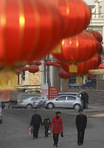 2月4日,甘肅舟曲縣城主干道上掛著大紅燈籠,當(dāng)?shù)鼐用癯鲩T走親訪友。新華社發(fā)(周國強(qiáng) 攝)