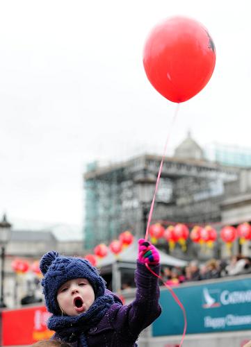 2月6日,在英國(guó)首都倫敦市中心的特拉法爾加廣場(chǎng),一名兒童揮舞氣球。當(dāng)天,倫敦市政府和倫敦華埠商會(huì)在特拉法爾加廣場(chǎng)和唐人街等地聯(lián)合舉辦盛大中國(guó)春節(jié)慶?;顒?dòng),吸引數(shù)十萬(wàn)倫敦市民和游人參加。新華社記者 曾毅 攝