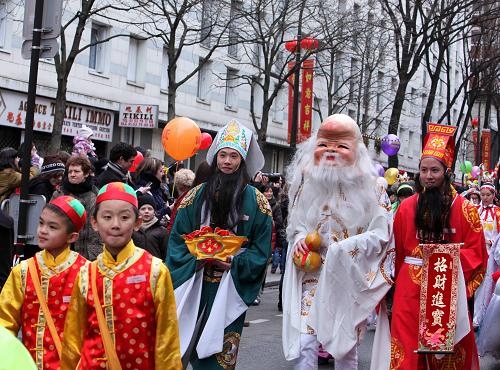 2月6日,人們?cè)诜▏?guó)巴黎13區(qū)參加一年一度的春節(jié)彩妝游行。當(dāng)日,法國(guó)各大華人華僑社團(tuán)舉行彩裝游行,慶祝農(nóng)歷兔年春節(jié)的到來(lái)。巴黎13區(qū)是巴黎、法國(guó)乃至歐洲華人最集中活動(dòng)的街區(qū)之一。近20年來(lái),華人社團(tuán)組織的春節(jié)彩裝游行已成為當(dāng)?shù)氐膫鹘y(tǒng)節(jié)日活動(dòng),大力弘揚(yáng)中國(guó)傳統(tǒng)文化。新華社記者 高靜 攝
