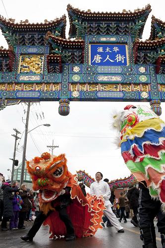 2月6日,加拿大渥太華唐人街舉行舞龍舞獅表演,慶祝中國(guó)兔年新春佳節(jié)。新華社發(fā)(克里斯托弗·派克攝)