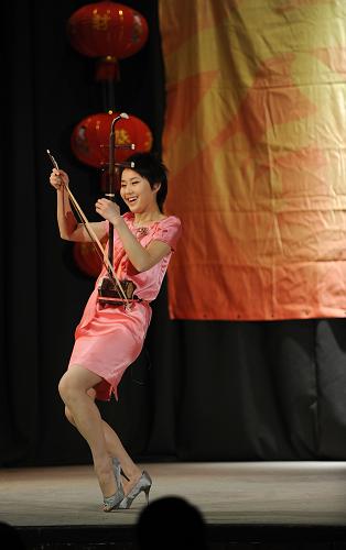 2月6日,在奧地利首都維也納,來自中華全國總工會文工團的楊天川為旅奧華人表演二胡獨奏《賽馬》。新華社記者 徐亮 攝