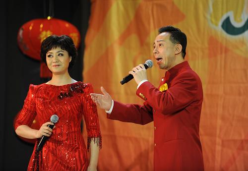 2月6日,在奧地利首都維也納,來自國家京劇院的于魁智、李勝素為旅奧華人演唱京劇《四郎探母》。新華社記者 徐亮 攝