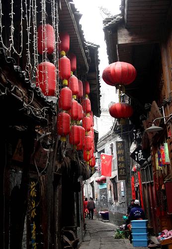 在鳳凰古城的石板路小巷里,紅燈籠、紅旗高掛(2月5日攝)。新華社記者 汪永基 攝