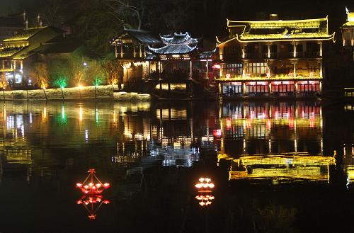 入夜,苗族群眾按照傳統(tǒng)習(xí)慣將“許愿燈”放進(jìn)沱江里漂流(2月4日攝)。新華社記者 汪永基 攝