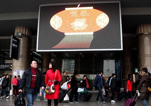 2月7日,北京西站出站旅客明顯增加。當(dāng)日是農(nóng)歷大年初五,民間俗稱“破五”,北京鐵路春運(yùn)返程客流明顯增加。新華社記者 汪永基 攝
