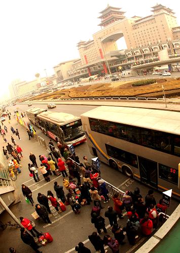 2月7日,旅客在北京西站外等候公交車。新華社記者 汪永基 攝