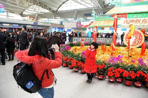 2月7日,旅客在青島流亭國際機(jī)場迎春布景前留影。當(dāng)日,隨著黃金周假期接近尾聲,青島流亭機(jī)場返程客流開始回升,出現(xiàn)節(jié)后首個(gè)返程小高峰。機(jī)場方面提醒旅客,2月8日至2月9日將會(huì)進(jìn)入持續(xù)的客流高峰期,請旅客們盡量提前出門,以免誤機(jī)。新華社記者 李紫恒 攝