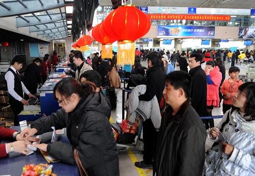 2月7日,旅客在青島流亭國際機(jī)場值機(jī)柜臺(tái)辦理登機(jī)手續(xù)。新華社記者 李紫恒 攝
