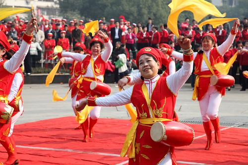 2月6日,市民在湖南衡陽蓮湖廣場(chǎng)表演打腰鼓。春節(jié)期間,全國(guó)各地的廟會(huì)、踩街、巡游等民俗活動(dòng)熱熱鬧鬧的舉行。各地的民間團(tuán)體、藝人紛紛亮出絕活,獻(xiàn)上扭秧歌、劃旱船、舞龍舞獅等民俗表演,為市民和游客帶來精彩紛呈的視覺享受,快樂過新春。新華社發(fā)(劉愛成 攝)