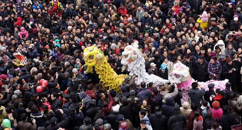 2月7日,在天津金街上舉行的“金虎辭歲玉兔迎春”文娛民俗新春花會(huì)踩街活動(dòng)中,市民在觀看舞獅表演。新華社發(fā)(王青巖 攝)