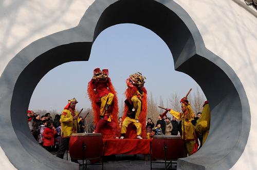 2月6日,河南濮陽清豐縣由農(nóng)民組成的梅花藝術(shù)團(tuán)在戚城公園進(jìn)行舞獅表演。新華社發(fā)(胡慶明 攝)