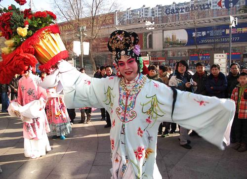 2月6日,民間藝人在沈陽市鐵西街頭表演仙女散花。新華社發(fā)(黃金崑 攝)