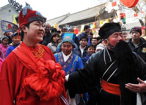 2月6日,在山東淄博周村區(qū)古城景區(qū)舉行的“賞民俗過大年”活動(dòng)中,一名游客扮演新郎。新華社發(fā)(董乃德 攝)