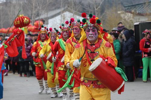 2月7日,秧歌隊(duì)在山東煙臺(tái)毓璜頂廟會(huì)上表演傳統(tǒng)秧歌。新華社發(fā)(申吉忠 攝)