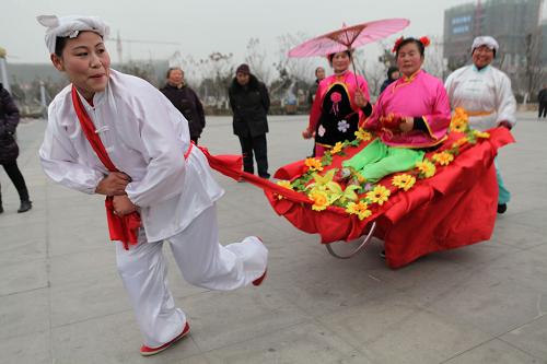 2月7日,在安徽省亳州市魏武廣場(chǎng),民間文藝演出隊(duì)在表演節(jié)目。新華社發(fā)(劉勤利 攝)