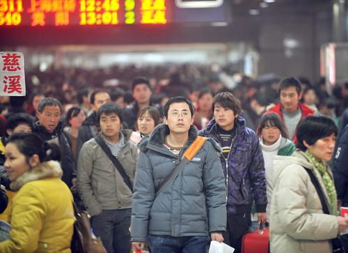 這是2月7日,在杭州城站火車站拍攝的出站人流。2月7日,正月初五,杭州城站火車站出站口人數明顯增加。受節(jié)后探親、出門旅游以及農民工提前返城等影響,杭州城站火車站客流開始迅速回升。新華社記者 王定昶 攝