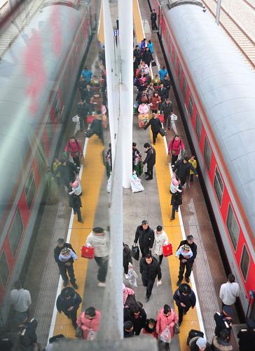 2月7日,旅客在湖北恩施火車站站臺上準備乘車。當天是大年初五,隨著春節(jié)假期接近尾聲,各地出行與返程的客流明顯回升。新華社發(fā)(楊順丕 攝)