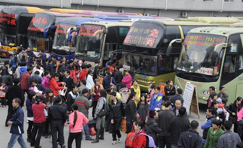 2月7日,外出務工人員在廣西壯族自治區(qū)河池市羅城縣汽車總站等待上車。 當天是大年初五,隨著春節(jié)假期接近尾聲,各地出行與返程的客流明顯回升。新華社發(fā)(吳耀榮 攝)