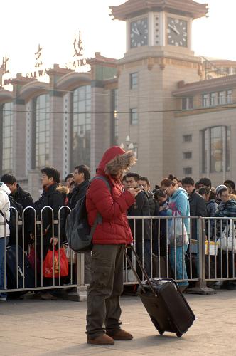 2月8日,在北京火車(chē)站,一位旅客在廣場(chǎng)出站口等待同伴。當(dāng)日是春節(jié)長(zhǎng)假最后一天,北京各大火車(chē)站回京客流明顯上升。據(jù)了解,今年春運(yùn)節(jié)后學(xué)生、農(nóng)民工、探親人員集中返回,客流高峰將持續(xù)走高,節(jié)后客流壓力將大大超過(guò)節(jié)前。新華社記者 趙琬微 攝