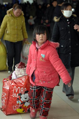 2月8日,在濟(jì)南火車(chē)站,一位小乘客拖著行李進(jìn)入候車(chē)室。當(dāng)日是農(nóng)歷正月初六。由于“三六九,往外走”的習(xí)俗,加上節(jié)后學(xué)生、農(nóng)民工、探親人員集中返回,鐵路部門(mén)迎來(lái)節(jié)后第一個(gè)客流高峰。據(jù)預(yù)測(cè),節(jié)后客流壓力將超過(guò)節(jié)前。新華社記者 郭緒雷 攝
