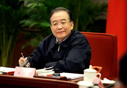 1月20日至27日,國務(wù)院總理溫家寶在中南海主持召開五次座談會(huì),征求對《政府工作報(bào)告(征求意見稿)》和《中華人民共和國國民經(jīng)濟(jì)和社會(huì)發(fā)展第十二個(gè)五年規(guī)劃綱要(草案)(征求意見稿)》的意見。各民主黨派中央、全國工商聯(lián)負(fù)責(zé)人和無黨派人士,經(jīng)濟(jì)社會(huì)領(lǐng)域?qū)<覍W(xué)者,教育、科技、文化、衛(wèi)生、體育界代表,企業(yè)界代表和工人、農(nóng)民、學(xué)生等基層群眾代表,分別出席了座談會(huì)。這是1月25日,溫家寶在座談會(huì)上聽取意見。