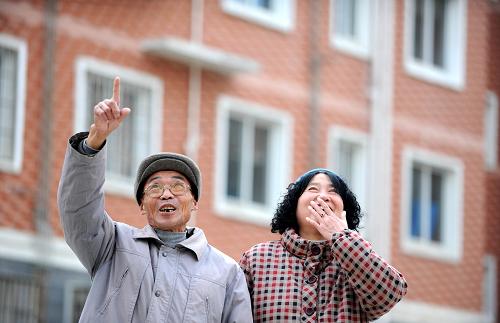 江西九江市花甲老人劉長智夫婦在螺獅山小區(qū)欣喜地看著自己的房子。螺獅山小區(qū)屬于九江集中建設(shè)的保障性住房小區(qū),這里三分之一的住戶享受了廉租房政策(2010年12月19日攝)。江西省自2007年開展保障性安居工程建設(shè)以來,4年已累計解決64萬戶家庭住房困難問題,惠及人口近200萬。2011年,江西省將新增6.59億元用于保障性住房建設(shè),進(jìn)一步改善困難群眾居住條件。新華社記者 周科 攝