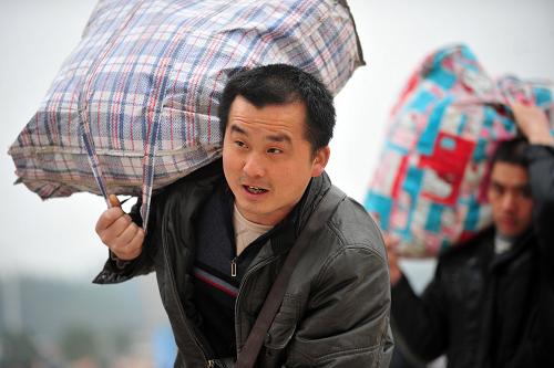 2月18日,旅客在湖北省恩施火車站廣場上等待進站。元宵節(jié)過后,湖北省各大火車站迎來節(jié)后返程客流高峰。貫穿鄂西的宜萬鐵路自2010年年底開通后,成了恩施土家族苗族自治州少數民族群眾春運中出行的新選擇,便宜、安全、快速的鐵路線讓他們的出行更加便利。新華社記者 郝同前 攝